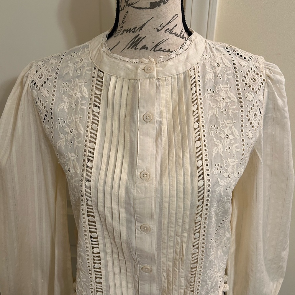 Elegant Cream Blouse with Embroidered Detailing - Picture 3 of 6